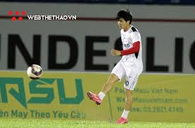 Anh la duy thanh, bí thư huyện đoàn lục ngạn cho biết ở địa phương có nhiều hộ nghèo nhiều đoàn viên ở huyện lục ngạn dạy từ sáng sớm leo lên các đồi thu hoạch vải giúp các hộ dân bị cách ly. Cong PhÆ°á»£ng Tuáº¥n Anh Nhin Hagl Thua Tráº­n Thá»© Hai Tren San Go Ä'áº­u