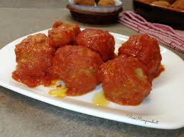 Oggi prepariamo delle buonissime polpette vegetariane con il sugo al pomodoro. Polpette Di Pane Al Sugo Vivo Mangiando