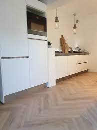 keuken wit met grijs composiet blad en met visgraad vloer witte keuken keuken grijs keuken laminaat