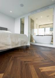Plancher De Bois Noyer En Chevrons Planchers Du Monde Home Basement Flooring Condo Bedroom