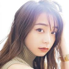 宇垣美里さんの小顔キープ術を大公開 むくみを残さないマッサージ 立体的なツヤ顔メイク術とは 美的 com 顔 女性 顔 美人 アナウンサー