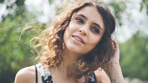 Invitée dans l'émission clique de ce 29 janvier, la chanteuse pomme qui sort son deuxième album a expliqué l'origine de son nom de scène… Interview 10 Choses A Savoir Sur Pomme Pomme Chanteuse Pomme Chanteur