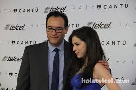 Firma de Autógrafos Paty Cantú