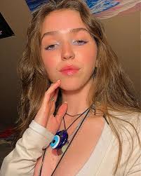 Julia Dowell's Instagram, Twitter & Facebook