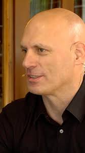 Mindreader im Top Talk! 🧠🎙️, Moderator Thomas Riner hat Tobias Heinemann  in der halbstündigen Sendung auf den Zahn gefühlt 🧐 und dabei spannende  Mythen rund um den Job eines Gedankenlesers aufgedeckt. ...