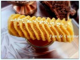 Makrout Aux Dattes Makrout Nakach Fan De Cuisine Food Hot Dog Buns Desserts
