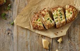 Ofenbrot Mit Gerauchertem Kase Und Fruhlingszwiebeln Ofenbrot Uberbackene Brotchen Lecker