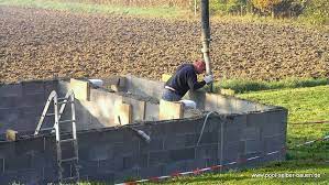 Schwimmbad mit schalsteinen betonieren pool selber bauen de. Das Erste Befullen Der Schalsteine Im Pool Mit Beton Wichtig Ist Dass Man Eine Fallbremse Zum Betonieren Benutzt Schalsteine Pool Pool Selber Bauen