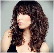 While the entire hair is kept wavy the bangs at one side of the head are gracefully swept to cover the forehead. Pin On Women S Haircuts 2019
