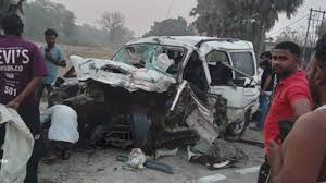 mau road accident five dead including gorakhpur family returning from  wedding बेटी की शादी कर लौट रहे परिवार संग भीषण हादसा, पति-पत्नी, इकलौते  बेटे समेत पांच की मौत, Uttar-pradesh Hindi ...