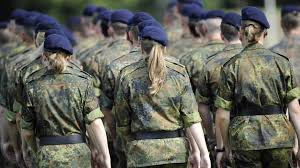 Für uns haben gegenderte dienstgrade nichts mit wiebke hönicke, oberleutnant bei der bundeswehr, hatte das vorhaben kritisiert und betonte, stolz auf ihren dienstgrad zu sein. Weibliche Dienstgrade Bei Bundeswehr Konnten Kommen