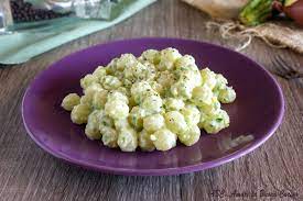Mettete in una padella l'olio e le zucchine e fatele cuocere fino a che saranno morbide. Gnocchetti Con Crema Di Ricotta E Zucchine