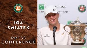 Obie tenisistki wraz z amerykańskimi partnerkami zagrają w piątek o awans do finału rywalizacji podwójnej w wielkoszlemowym french open. Iga Swiatek Press Conference After Final Roland Garros 2020 Youtube