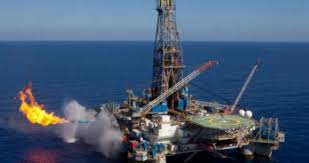 Ini menjadi isu dalam pilihan raya umum malaysia 2008 di mana peranan petronas dan kenaikan harga runcit petrol telah dipersoalkan oleh pembangkang. Harga Minyak Dunia Terus Merosot