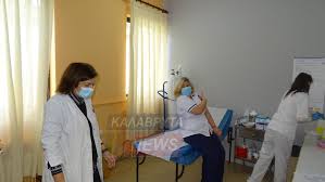 Η είδηση έρχεται από τα καλάβρυτα, με θύμα μία γυναίκα που όπως μεταδίδουν τοπικά μμε, έκανε τη δεύτερη δόση του εμβολίου της… αναστάτωση προκλήθηκε το μεσημέρι στο νοσοκομείο. Kalabryta 3ekinhsan Oi Emboliasmoi To Prwto Embolio Sthn Proistamenh Toy Nosokomeioy Kalabrytwn Fwto Kalabryta News