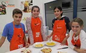 Todos profesores titulados con una con nuestra amplia gama de talleres, queremos acompañar a todos los participantes dentro de diferentes gastronomías, aumentar sus curiosidades y. Taller De Cocina Para Ninos En Madrid