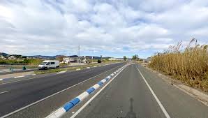 Muere un motorista en la carretera que conecta Oliva y Dénia tras chocar con el coche en el que viajaba Sira Martínez, hija de Luis Enrique