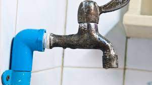 Saubere rostflecken von fliesen durch auftragen einer paste aus gleichen teilen zitronensaft und borax auf dem betroffenen bereich und lassen kerosin ist eines der besten mittel, um rostflecken von bodenfliesen zu entfernen. Rostflecken Auf Fliesen Entfernen