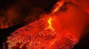 El volcán etna creció y ahora mide 3.357 metros. El Volcan Etna Vuelve A Entrar En Erupcion