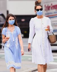 Sebastian faena/lens for instlye via katie holmes instagram. Kleider Trend 2020 Katie Holmes Im Weissen Sommer Dress Ist Der Hammer Katie Holmes Tagliche Outfits Modestil