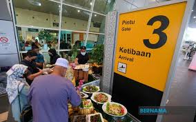 Berikut rekomendasi rooftop restaurant di jakarta untuk berbuka puasa. Bernama Buka Puasa At Melaka Airport To Take Away Travel Blues