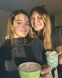 can this girl move, she's blocking the view 🙄🙄