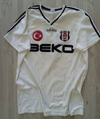 Hem dışarıya tarafını belli etmek isteyen, hem de diğer taraftarlarla kurduğu gönül bağını sürdürmeyi arzulayan. Besiktas Home Futbol Formasi 1995 1996