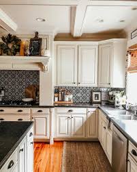 Due to the variety of the rock, it fits perfectly into the stone slab. 15 Farmhouse Backsplash Ideas For Your Kitchen