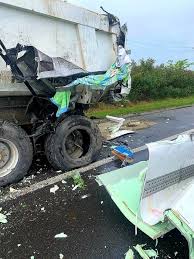 Patru persoane au fost ranite in urma impactului, relateaza b1 tv, care citeaza mediafax. Accident Intre DouÄƒ Tir Uri Pe Autostrada A 1 News Ro