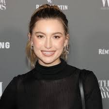 Jennifer Llamas's Instagram, Twitter & Facebook