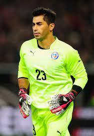 El portero de universidad de chile y catalogado por muchos como el mejor arquero de américa, volverá a la titularidad de la selección chilena el próximo 15 de enero la última vez que herrera defendió el arco de la roja fue en 2005 en la derrota por 3 a 1 ante perú. Partidos De La Roja Johnny Herrera