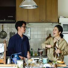 家で過ごす時間が何よりも心地いい 新婚夫婦のおしゃれディスプレイ術 baila ファミリーファッション 家族写真 おしゃれ 夫婦