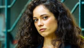 Dalle introvabili primissime puntate di un posto al sole, silvia e anna aprono le porte di un appartamento che diventerà mitico: 5fqlogakzpqpym