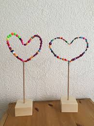 En Utilisant Des Perles Dargile Maison Helin Fetedesmeres Fetedesmeresmaternelle Fetedesmeresbricolag En 2020 Idee Fete Des Meres Craft Artisanat De Saint Valentin