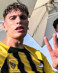 Then and now, In 2016, a Young Alejandro Garnacho posed wearing Paulo  Dybala's Argentina jersey, last night Garnacho assisted Paulo Dybala with  his goal for Argentina.