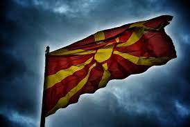 Vlag rondom dubbel gezoomd, verstevigingsband aan mastzijde, lusje aan bovenzijde, koord aan. Vlag Macedonie Maarten Mariska