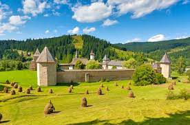 Manastirea voronet, probabil cea mai cunoscuta manastire din romania. Vacanta In Bucovina 7 Locuri De Vizitat Vacanta In Romania