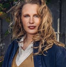 Sara Morgan's Instagram, Twitter & Facebook