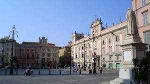 Sei in cerca di qualcosa di buono in zona centro storico? Stop Agli Assembramenti Su Scalinate Di Chiese E Muretti Nel Centro Storico Piacenzasera It