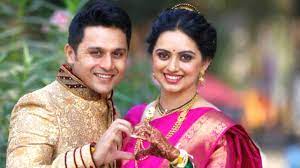 Pin By Vijaychikka On Wedding Prep Inspiration Wedding Picture Poses Wedding Photos Poses Indian Wedding Couple Photography