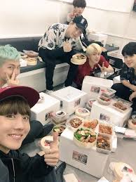 The bts meal is the first signature order collaboration available nearly worldwide, in 50 different markets on six continents. Bts Sharing Food Army S Amino