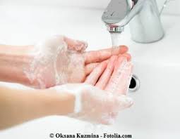 Nachdem mir das missgeschick mit der druckertinte (magenta) auf dem teppich passiert ist, habe ich den fleck mit wasser gereinigt, was aber nur ein teilerfolg war. Druckertinte Entfernen So Sieht Niemand Etwas Von Dem Malheur Frag Den Heimwerker Com