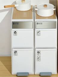 スリムな見た目と違って多くのゴミを収納出来るゴミ箱 台所 ゴミ箱 木のキッチンカウンター キッチン ゴミ箱 収納