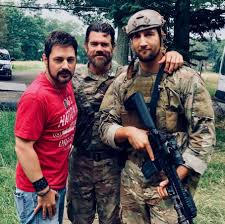 Un groupe de navy seals part en mission secrète dans un centre de recherche où des scientifiques ont mystérieusement disparu et où une autre forme de vie se cache. Alien Warfare 2019 Cast And Crew Trivia Quotes Photos News And Videos Famousfix
