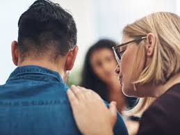 Como ajudar alguém em situação difícil? Ouvir é melhor do que aconselhar -  08042020 - UOL VivaBem