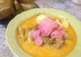 Rice is rolled inside a banana leaf and boiled, then cut into small cakes as a staple food replacement of steamed rice. 8 Resep Lontong Sayur Dari Berbagai Daerah Yang Bisa Anda Coba