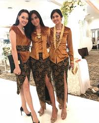 Model rok kebaya merupakan inspirasi batik art yang di kerjakan oleh pembatik terbaik seluruh indonesia untuk menciptakan batik pattern yang memiliki kualitas terbaik. 50 Model Kebaya Kutu Baru Modern Brokat Terbaru 2020