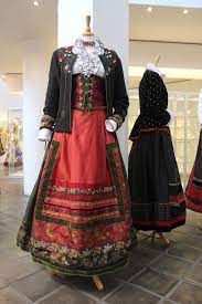 Materialene er oftest silke i skjørtet og silkedamask i vesten (denne kan også være bomullsdamask elle fløyel) skjortene er hvit bomull eller ensfarget/mønstret silke. Rapport Fra Utstillingen Duett Pa Hadeland Glassverk Klaer Hverdagskjoler Damemote