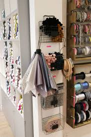 Sans doute la meilleur des merceries parisiennes disposant d'un très vaste choix de tissus, boutons, rubans et fils pour vos travaux de couture les plus fous ! La Boutique France Duval Stalla 24 Rue Mayet Paris 6 Mercerie Bonnes Adresses Paris Diy
