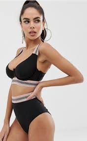 Cette année, les hauts de maillots de bain sont soient des bandeaux soient des triangles. 30 Maillots De Bain Pour Qui Vont Ravir Les Fortes Poitrines